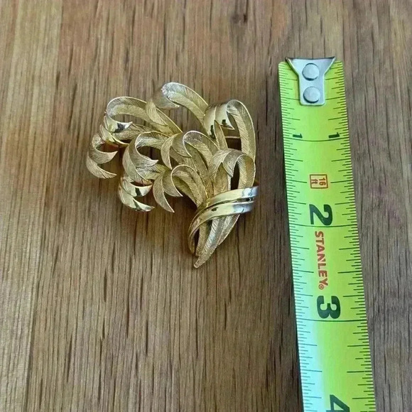 Vintage Lisner Gold tone Pin - Picture 2 of 3